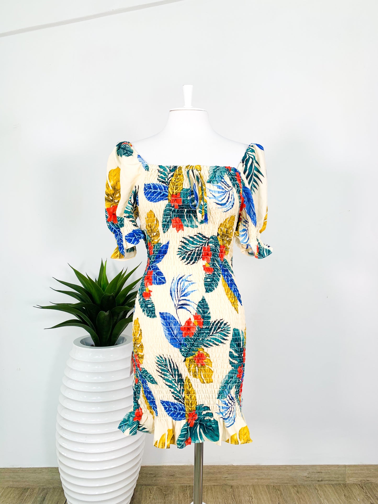 Vestido corto hojas